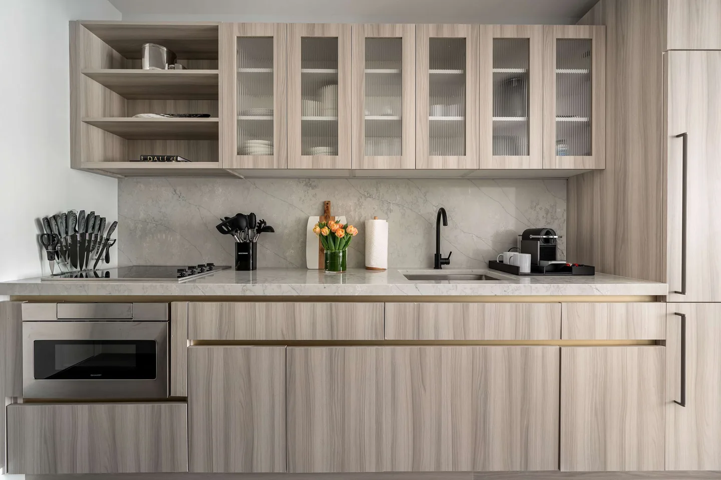 Kitchen — Deluxe 2‑Zimmer‑Apartment mit Waschmaschine/Trockner — 17John, Financial District