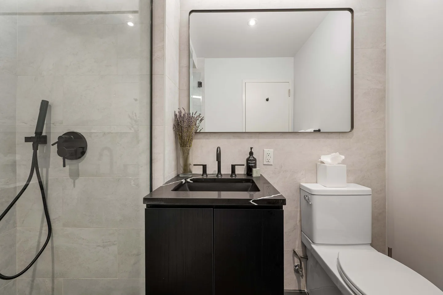 Bathroom 2 — Deluxe 2‑Zimmer‑Apartment mit Waschmaschine/Trockner — 17John, Financial District