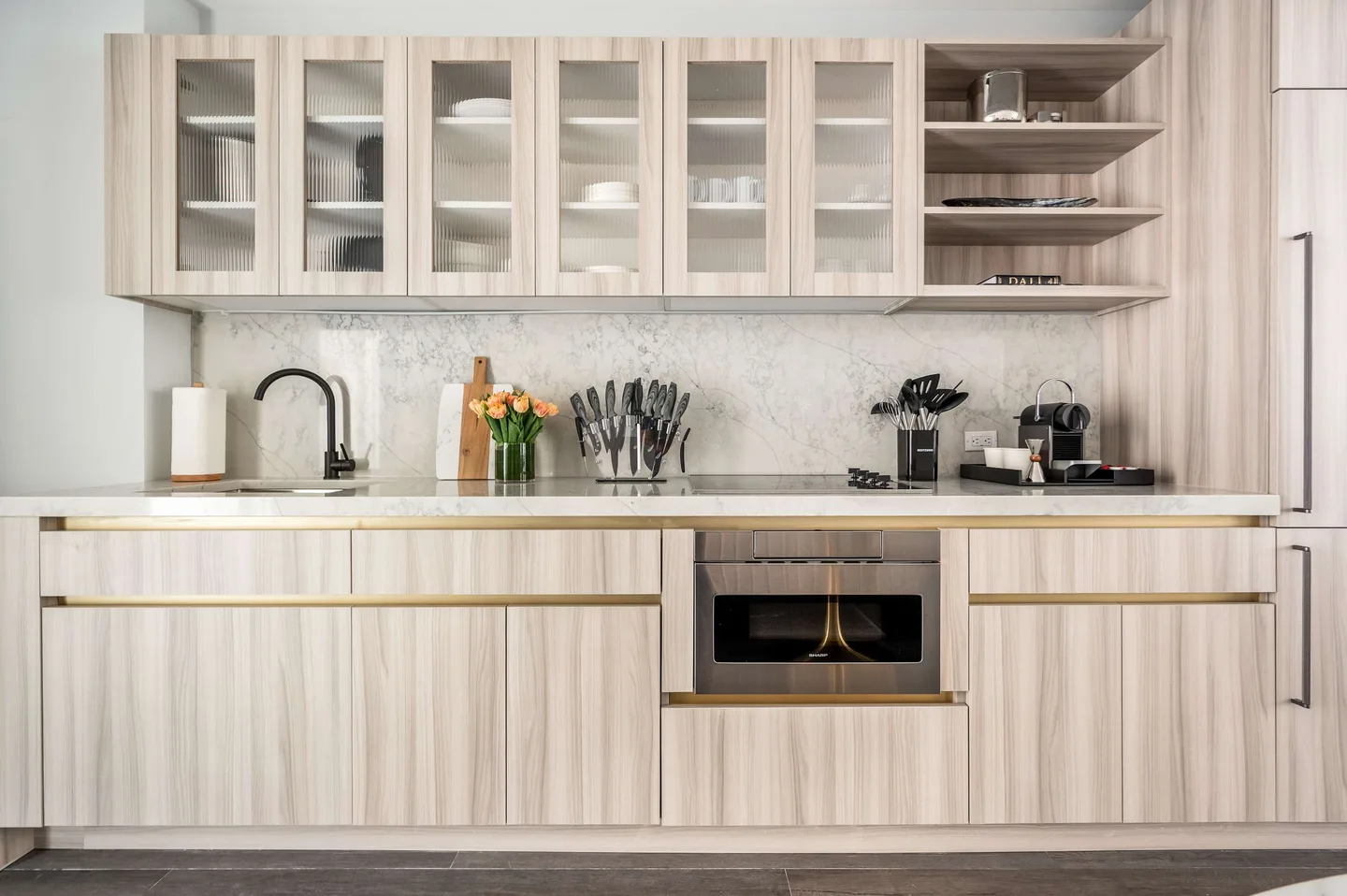 Kitchen — Luxuriöses 3‑Zimmer‑Apartment mit Waschmaschine/Trockner — 17John, Financial District
