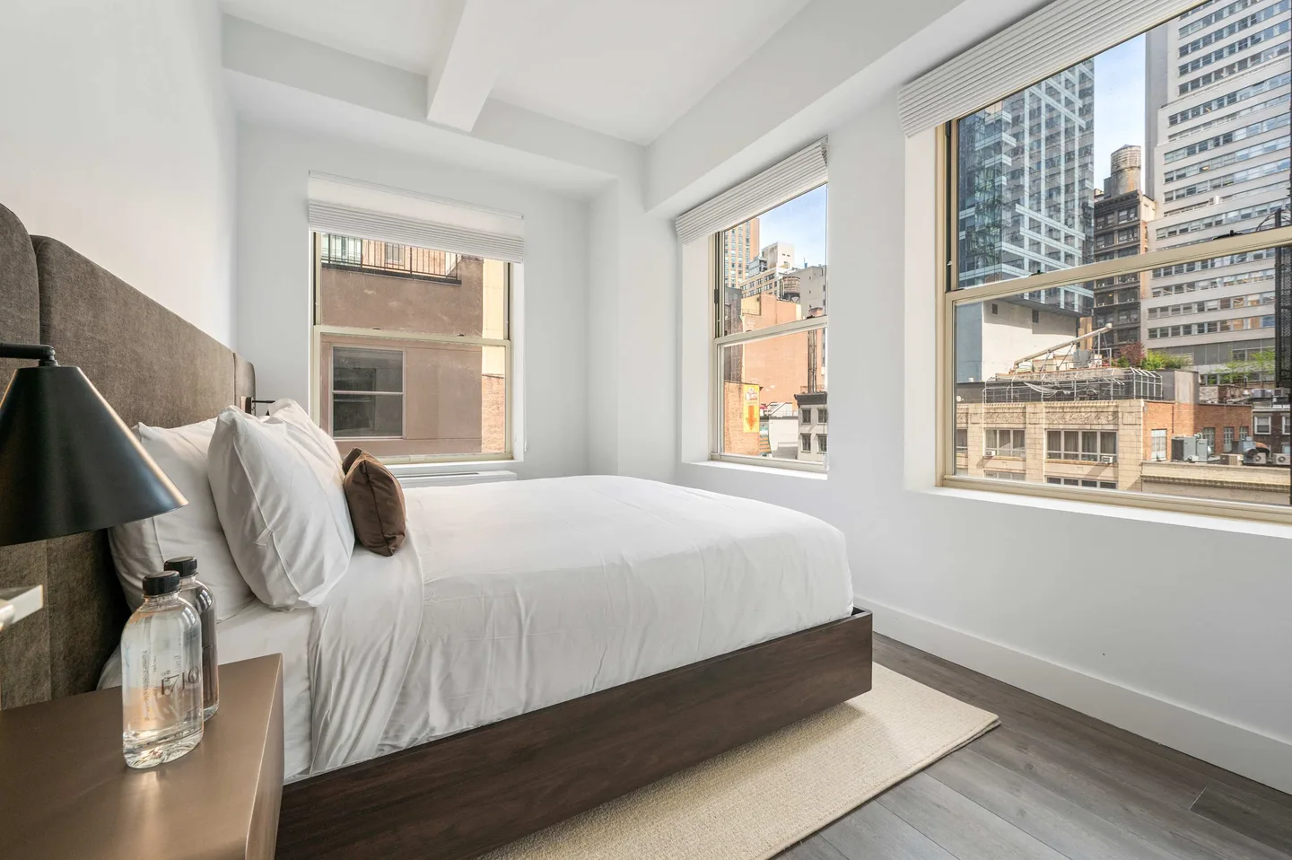 Bedroom 2 — Luxuriöses 3‑Zimmer‑Apartment mit Waschmaschine/Trockner — 17John, Financial District