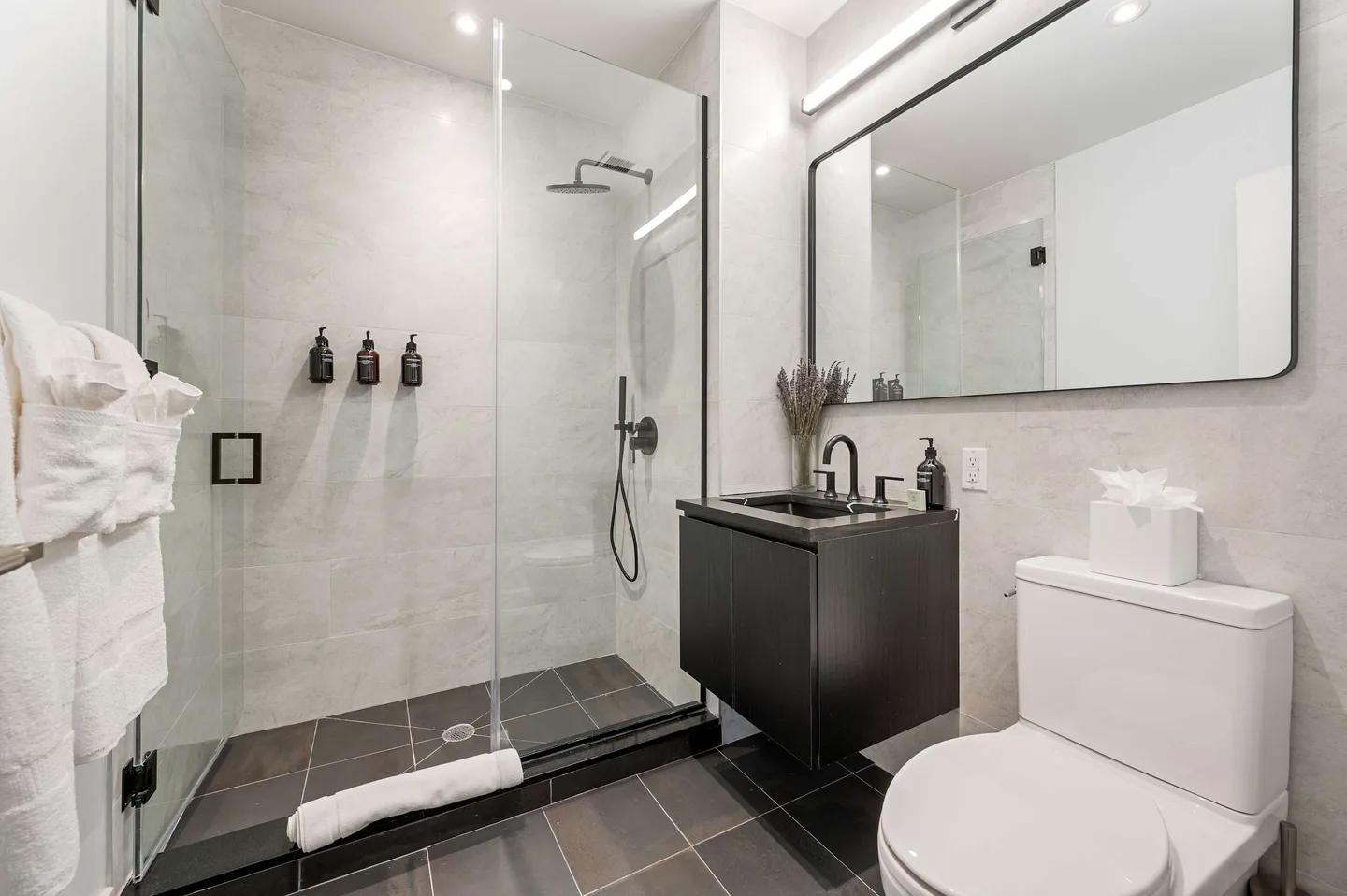 Bathroom — Luxuriöses 3‑Zimmer‑Apartment mit Waschmaschine/Trockner — 17John, Financial District