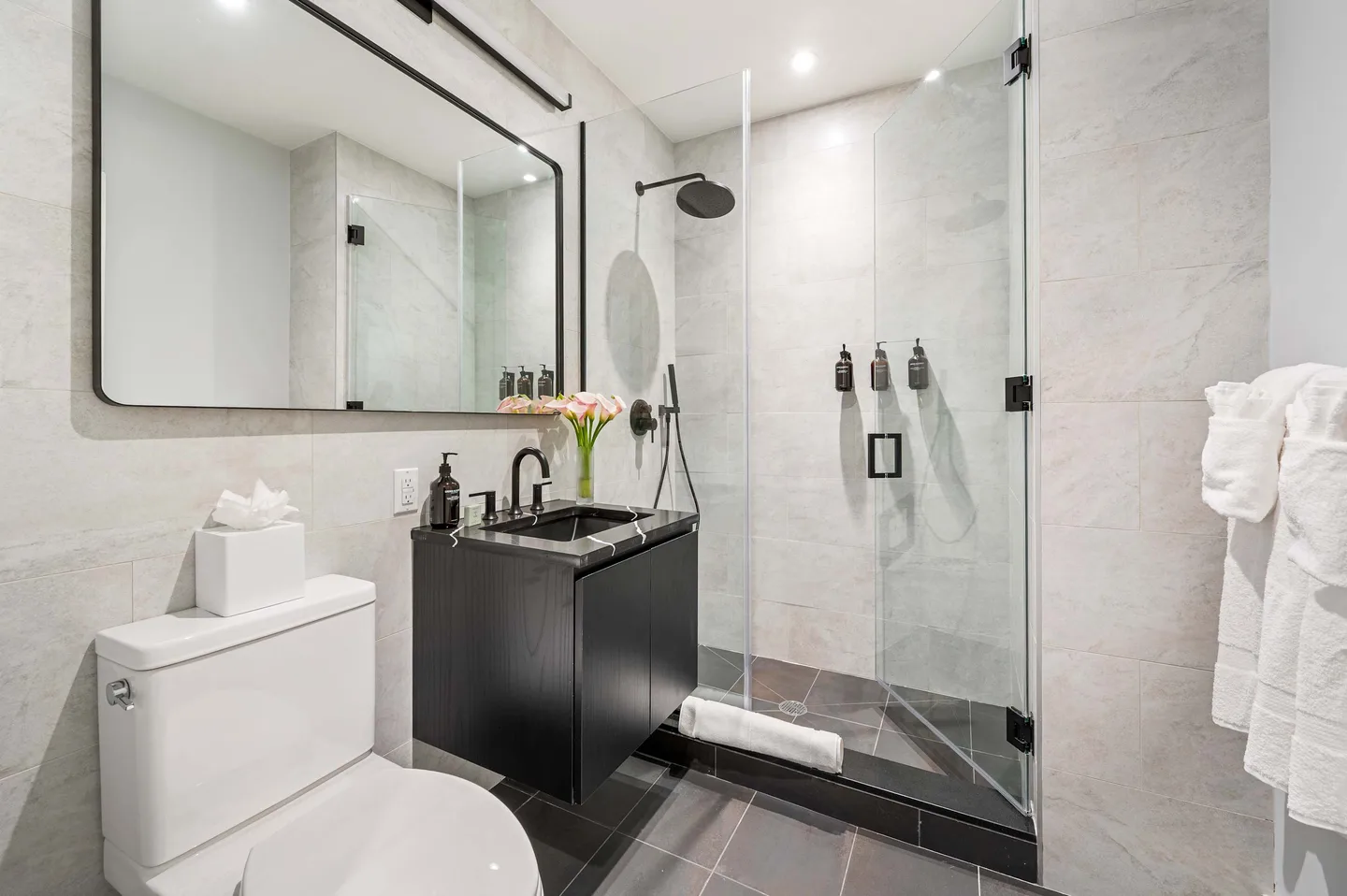 Bathroom 2 — Luxuriöses 3‑Zimmer‑Apartment mit Waschmaschine/Trockner — 17John, Financial District