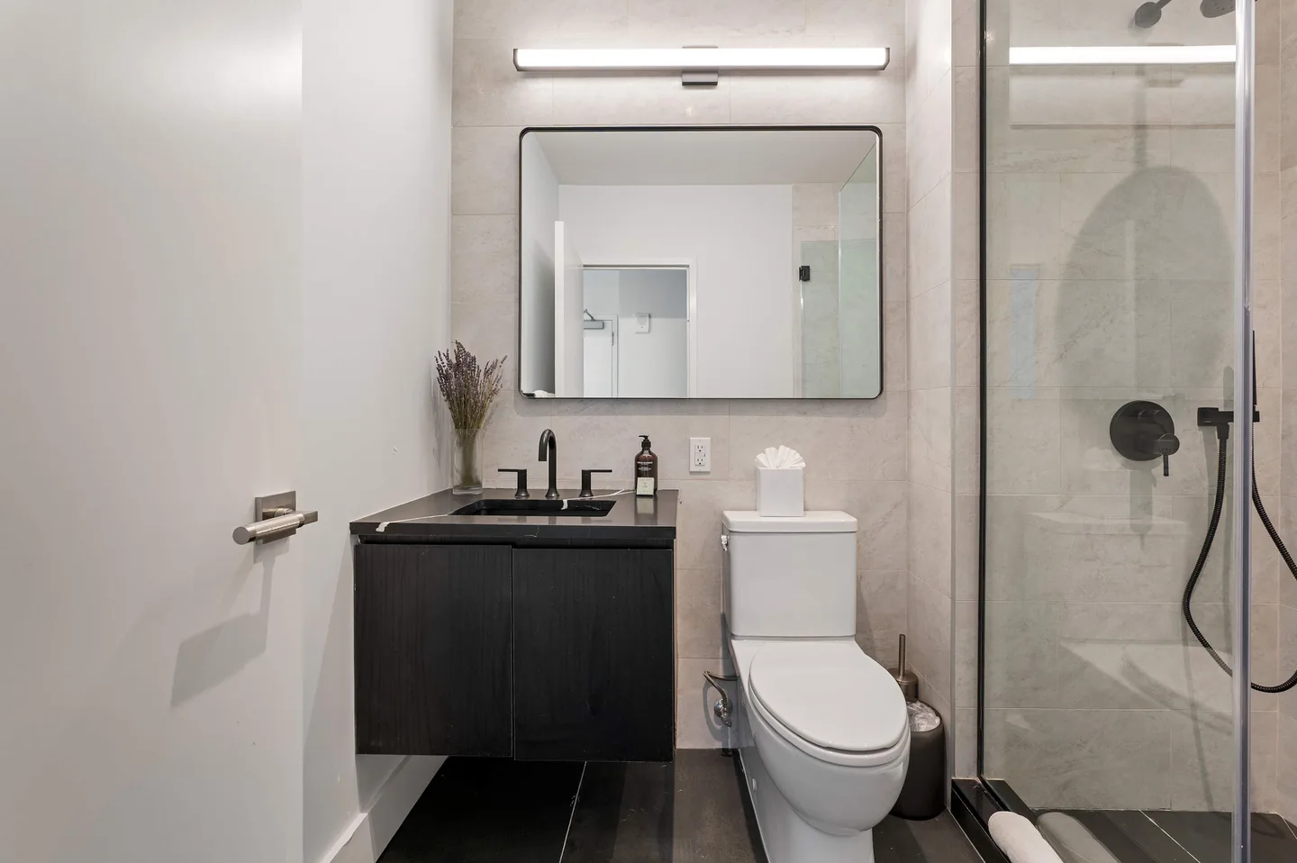 Bathroom — Premium 1‑Zimmer‑Apartment — 17John, Financial District
