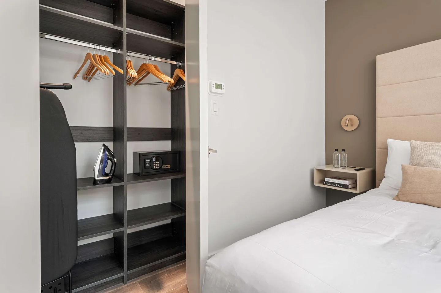 Bedroom — Premium 1‑Zimmer‑Apartment — 17John, Financial District