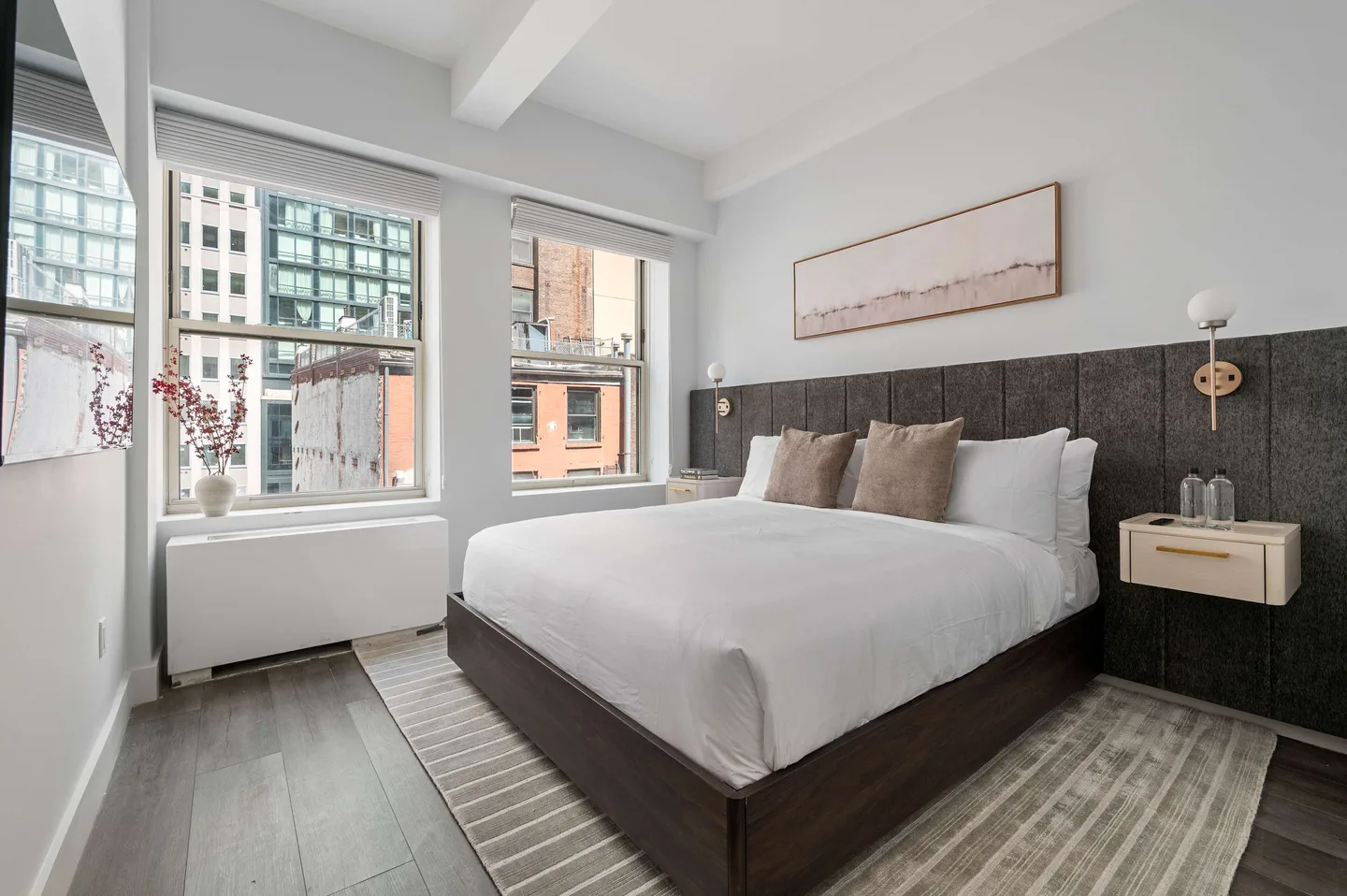 Bedroom — Deluxe 2‑Zimmer-Wohnung mit privater Terrasse und Waschmaschine/Trockner — 17John, Financial District