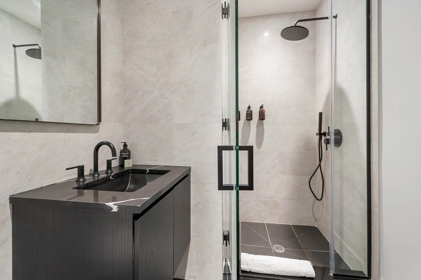 Bathroom — Deluxe 2‑Zimmer-Wohnung mit privater Terrasse und Waschmaschine/Trockner — 17John, Financial District