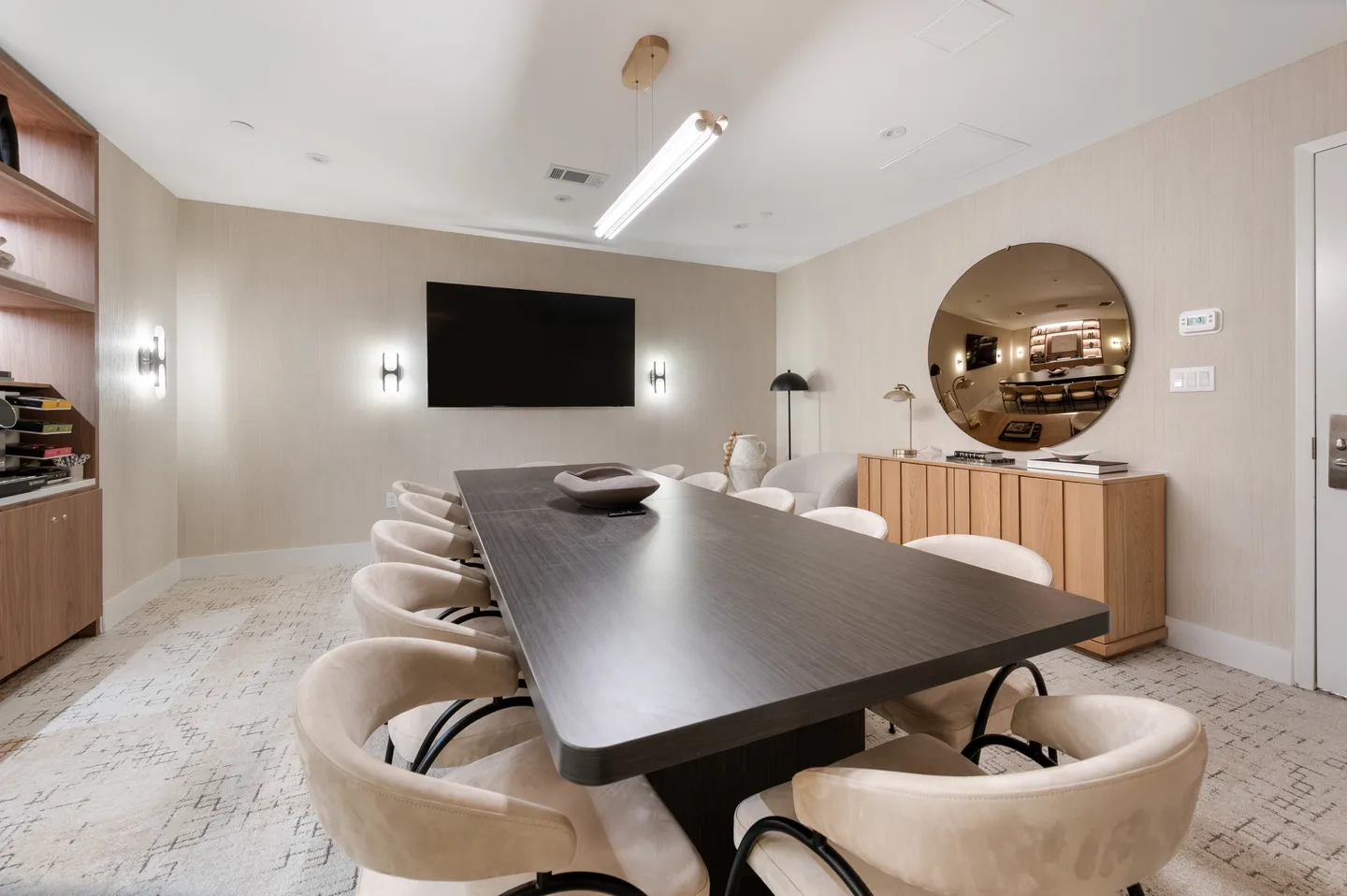 Conference Room — جناح ملكي تنفيذي — 17John, الحي المالي